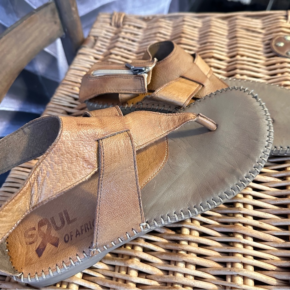 Soul of Africa Leather Sandals Sz 9 Leather Flats Thongs Zip Back Soft Natural